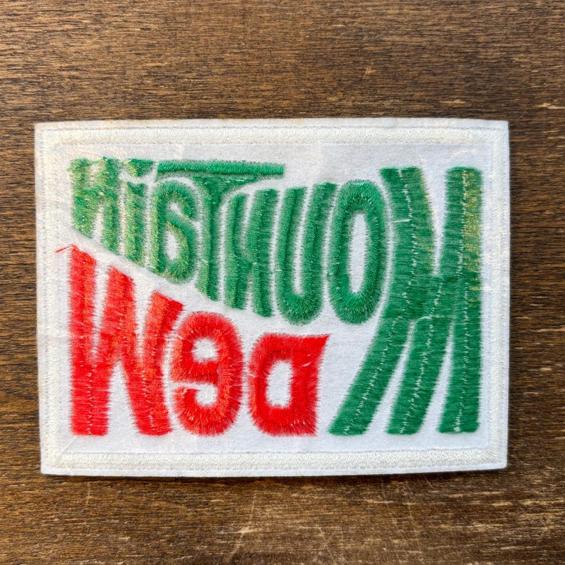 Op de afbeelding: Een set van drie keramische mokken met een gespikkelde, matte afwerking. De mokken zijn in cr&egrave;me, lichtgrijs en donkergrijs. Elke mok heeft een eenvoudig, minimalistisch ontwerp.