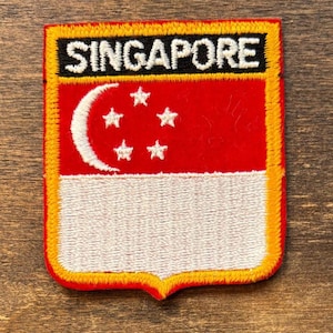 Puede incluir: Un letrero de madera hecho a mano con la palabra "Welcome" en una fuente juguetona. El letrero está pintado de blanco con un acabado envejecido y presenta un pequeño corazón decorativo. Dimensiones: aproximadamente 30 cm de ancho y 15 cm de alto.