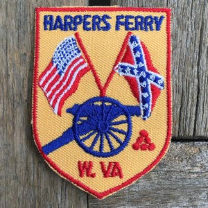 Op de afbeelding: Een set van drie keramische mokken met een gespikkelde, matte afwerking. De mokken zijn in de kleuren crème, lichtgrijs en donkergrijs. Elke mok heeft een eenvoudig, minimalistisch ontwerp en een afgeronde handgreep.