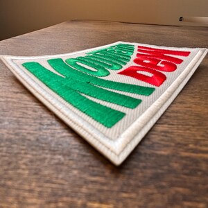 Op de afbeelding: Een rustiek houten bord met de tekst "Welcome to our home" in een handgeschreven stijl. Het bord heeft een verweerde afwerking en een eenvoudig, uitnodigend ontwerp, perfect voor een veranda of entree.