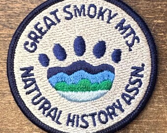 Parche antiguo de la Asociación de Historia Natural de las Grandes Montañas Humeantes