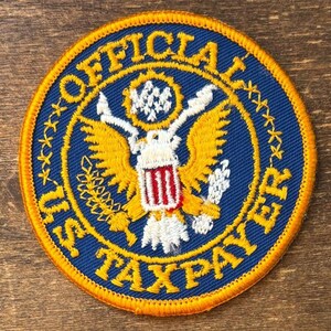 Peut inclure: Ensemble de trois mugs en céramique avec une finition mate et mouchetée. Les tasses sont de couleur crème, gris clair et gris foncé. Chaque mug a un design simple et minimaliste avec une anse arrondie.