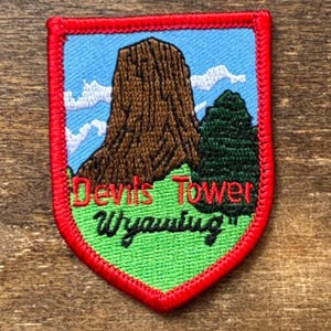 Toppa da viaggio vintage "Devil's Tower", Wyoming, realizzata da Embroidered Emblems