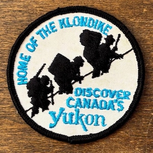 Descubra o Yukon canadense, lar do Klondike, com um patch de viagem vintage da Emblems of the North.