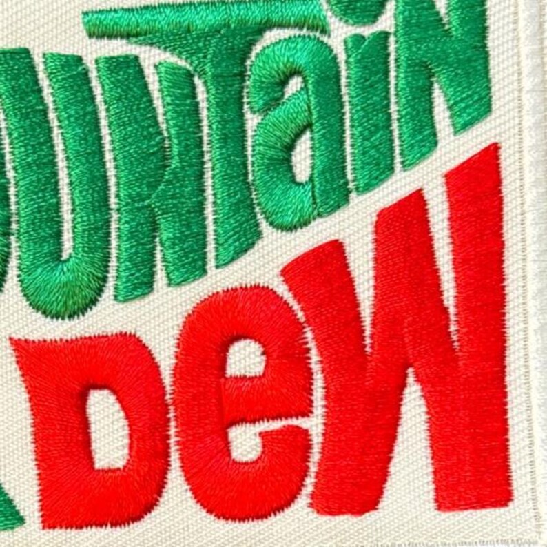 Op de afbeelding: Set van drie keramische mokken met een gespikkelde, cr&egrave;mekleurige glazuur. Elke mok heeft een handgeschilderd bloemmotief in blauw, groen en geel. De mokken hebben een eenvoudige, afgeronde vorm en een handvat.