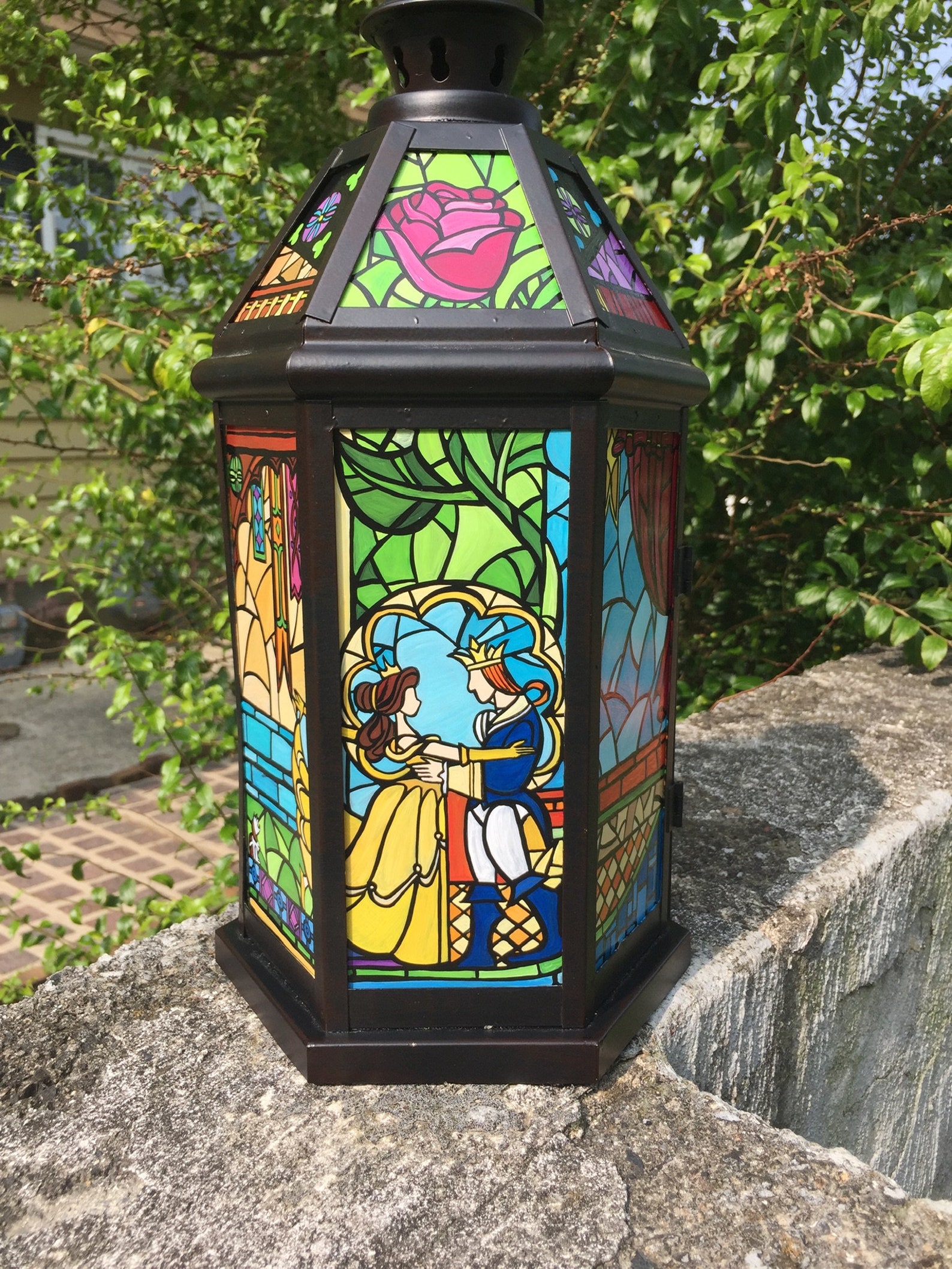 Le vitrail De la Belle et de la Bête a inspiré la lanterne Etsy