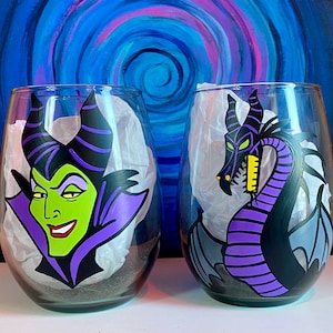 Juego de copas de vino inspirado en Maléfica y el dragón.