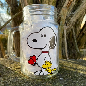 Von Snoopy und Woodstock inspiriertes Glas