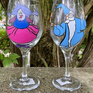 Das Schwert im Stein inspiriert Madam Mim und Merlin Gläser Set