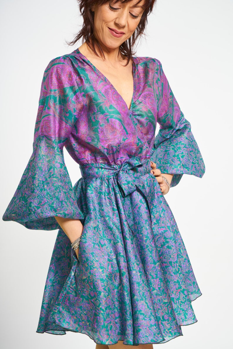 Robe bleue en pure soie naturelle recyclée fabriquée en Sari. Manches longues bouffantes, jupe courte et poches. Tissu extra doux. image 10