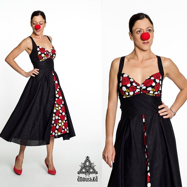 Robe pin up noire à imprimé roses et pois rouges, idéale pour les grandes tailles. Longueur MIDI avec col licou. #PinUpMode"