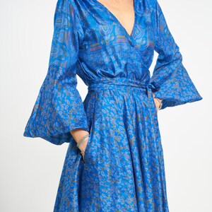 Robe bleue en pure soie naturelle recyclée fabriquée en Sari. Manches longues bouffantes, jupe courte et poches. Tissu extra doux. image 2