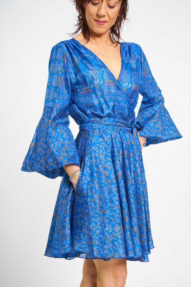 Robe bleue en pure soie naturelle recyclée fabriquée en Sari. Manches longues bouffantes, jupe courte et poches. Tissu extra doux. image 2