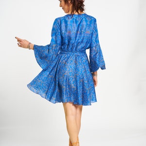 Robe bleue en pure soie naturelle recyclée fabriquée en Sari. Manches longues bouffantes, jupe courte et poches. Tissu extra doux. image 5