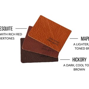 Może przedstawiać: Trzy prostokątne pr&oacute;bki sk&oacute;ry w r&oacute;żnych odcieniach brązu, oznaczone jako Mesquite, Maple i Hickory. Każda pr&oacute;bka ma teksturowaną powierzchnię i wytłoczony tekst John Smith. Kolory wahają się od jasnego ciepłego brązu do ciemnego chłodnego brązu.