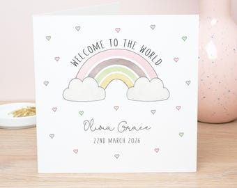 Tarjeta de bebé arcoíris personalizada para niña: "Bienvenida al mundo"