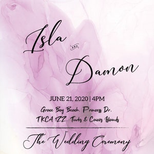 Könnte beinhalten: Hochzeitsprogramm mit Aquarellhintergrund in Rosa, Lila und Türkis. Die Namen "Isla und Damon" sind in eleganter Schrift dargestellt. Details umfassen Datum, Uhrzeit, Ort und Ablauf der Zeremonie.