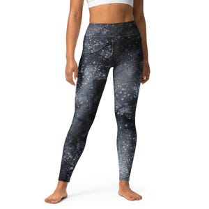 Peut inclure: Legging taille haute avec un motif moucheté gris foncé et blanc. Le legging est de longueur totale et semble être fait d'un tissu extensible, idéal pour le sport ou le quotidien. Le motif moucheté crée un effet visuel intéressant.