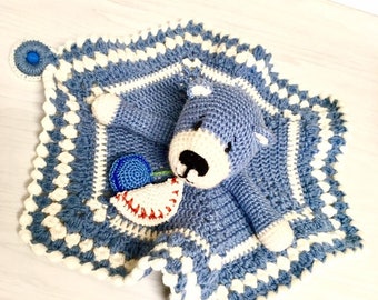 Crochet amigurumi bleu ours en peluche ours en peluche avec petite couverture et idée de cadeau en bois jouets de dentition bébé douche mignons garçons pour décoration chambre d’enfant déco