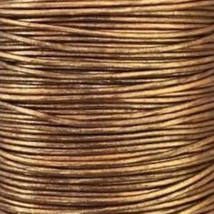 Op de afbeelding: Een spoel met metallic gouden lederkoord. Het koord is glad en glanzend en perfect voor het maken van sieraden, accessoires en andere projecten.