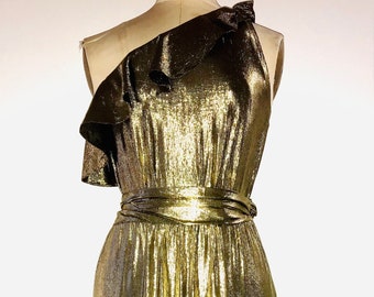 Christian Dior haute couture uit de jaren 70 van Marc Bohan metallic gouden cocktailjurk met één schouder en ruches