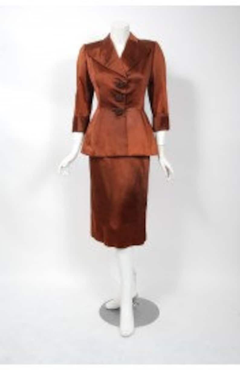 Cristóbal BALENCIAGA 1946 HAUTE COUTURE copper satin peplum two piece suit ensemble Made in France documented museum x rare image 8