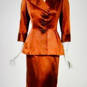 Cristóbal BALENCIAGA 1946 HAUTE COUTURE copper satin peplum two piece suit ensemble Made in France documented museum x rare image 5