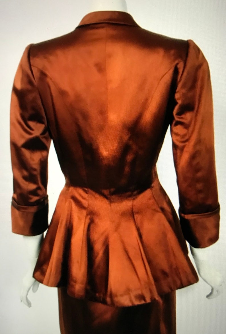 Cristóbal BALENCIAGA 1946 HAUTE COUTURE copper satin peplum two piece suit ensemble Made in France documented museum x rare image 3