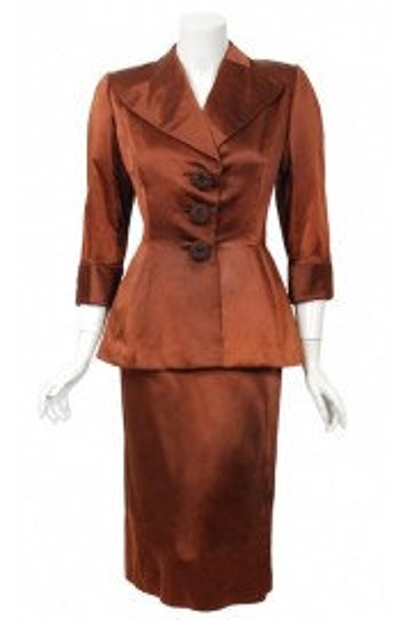 Cristóbal BALENCIAGA 1946 HAUTE COUTURE copper satin peplum two piece suit ensemble Made in France documented museum x rare image 6