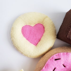 Pink and Chocolate Felt Food Assorted Dessert Bundle, set of 6 Bild 5