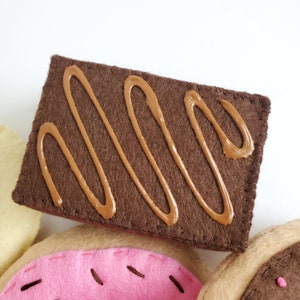 Pink and Chocolate Felt Food Assorted Dessert Bundle, set of 6 Bild 4