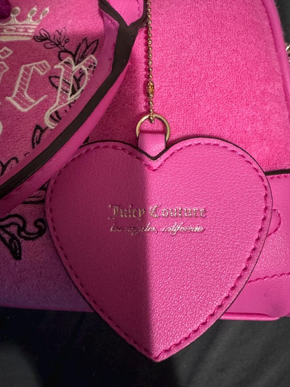 Juicy Couture アーバン ヘリテージ ベロア ボーラー サッチェル Juicy Couture Hot Pink Velvet Free Love Heritage Bowler Crossbody