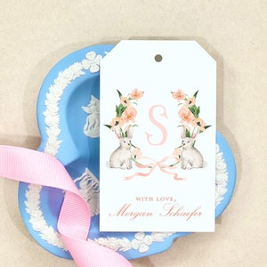 Spring Crest Bunny Pascua Etiquetas de regalo personalizadas Acuarela personalizada Rosa Pastel Conejito Arco Monograma Envoltura de regalo Embalaje personalizado Bebé niños