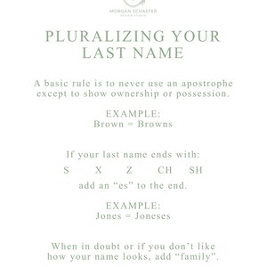 K&ouml;nnte beinhalten: Ein Leitfaden zur Pluralisierung von Nachnamen mit Beispielen. Der Text erkl&auml;rt, dass man niemals einen Apostroph verwenden sollte, um einen Nachnamen zu pluralisieren, au&szlig;er um Besitz anzuzeigen. Er erkl&auml;rt auch, dass man bei Nachnamen, die auf S, X, Z, CH oder SH enden, am Ende "es" hinzuf&uuml;gen sollte. Der Leitfaden schl&auml;gt auch vor, "family" am Ende eines pluralisierten Nachnamens hinzuzuf&uuml;gen, wenn Ihnen die Form nicht gef&auml;llt.