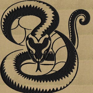以下が含まれることがあります： 黒と白の刺繍で描かれた、尻尾を巻いたヘビのデザイン。ヘビは円形に巻き付いている。頭は正面を向いている。