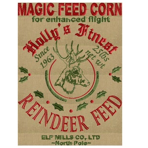 Puede incluir: Una bolsa de estilo vintage de alimento para renos, etiquetada con "Magic Feed Corn for enhanced flight" y "Holly's Finest Since 1963". La bolsa presenta una ilustración de reno verde y rojo y el texto "Reindeer Feed" en rojo.