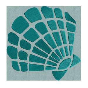 Puede incluir: Diseño de concha marina bordada en azul turquesa sobre un fondo de tela azul claro.
