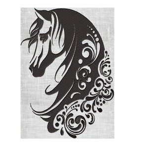 Könnte beinhalten: Schwarz-weiße Silhouette eines Pferdekopfes mit floralen Designs. Die Mähne und der Schweif des Pferdes wehen im Wind.