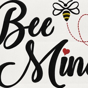 Könnte beinhalten: Schwarz-weißer kursiv geschriebener Text, der "Bee Mine" lautet, mit einem roten Herzen und einer Cartoon-Biene mit gelben und schwarzen Streifen, die über dem Text fliegt.