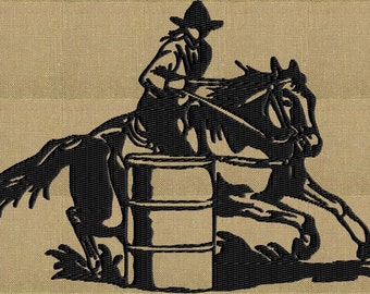 Op de afbeelding: Een zwart silhouet van een cowgirl die op een paard om een vat rijdt. De cowgirl draagt een cowboyhoed en houdt de teugels in haar linkerhand. Het paard rent met zijn hoofd naar de zijkant gedraaid.