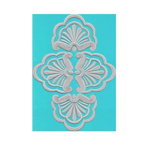 Puede incluir: Un diseño decorativo plateado con tres intrincados patrones florales sobre un fondo turquesa.