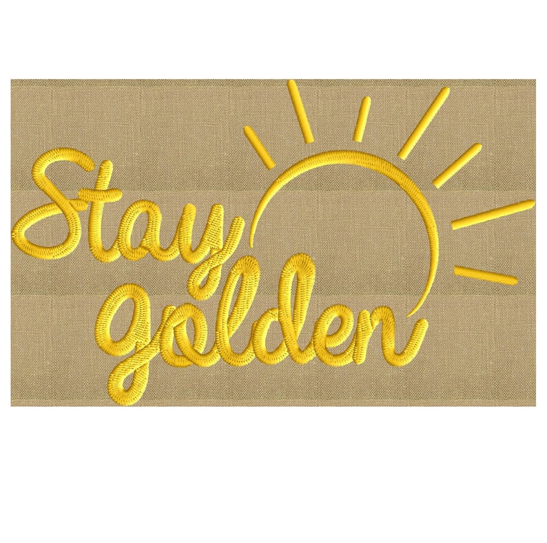 Puede incluir: Dise&ntilde;o bordado sobre un fondo de tela beige. El dise&ntilde;o presenta un sol amarillo con rayos y el texto "Stay Golden".