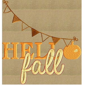Könnte beinhalten: Gestickte Gestaltung mit dem Text "Hello Fall" in Orange und Gelb, darüber eine Girlande aus orangefarbenen und braunen Wimpeln und rechts eine kleine orangefarbene Kürbis.