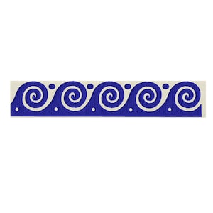 Puede incluir: Un patrón repetitivo azul y blanco de olas estilizadas con un diseño en espiral. Este diseño es perfecto para proyectos de bordado.