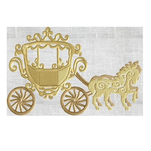 Op de afbeelding: Een gouden geborduurd ontwerp van een koets met twee paarden. De koets heeft een afgerond dak en sierlijke details. De paarden kijken naar voren met hun hoofd hoog.