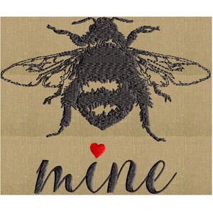 Könnte beinhalten: Gestickte Darstellung einer schwarzen Biene mit einem roten Herzen und dem Wort "mine" darunter.