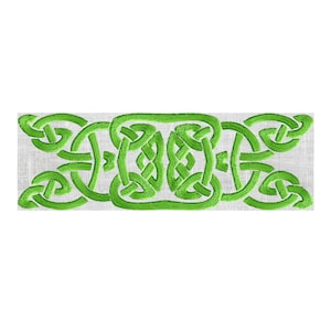 Może przedstawiać: Zielony wzór celtyckiego węzła wyszyty na białym tle z tkaniny.