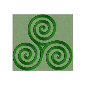 Può includere: Un disegno di nodo celtico verde con tre spirali intrecciate. Il disegno è ricamato su un tessuto verde chiaro.