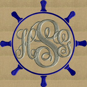Broderidesign med nautiskt teckensnitt, monogram och fartygshjul - Teckensnitt ingår ej. Nedladdning sker direkt - 2 storlekar - Hus Dst Exp Vp3 Jef Pes-format.