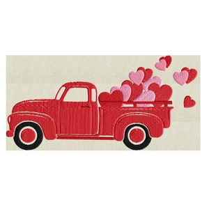 Könnte beinhalten: Ein roter Vintage-Pickup-Truck, gefüllt mit rosa und roten Herzen. Der Truck fährt davon und hinterlässt eine Spur von Herzen.